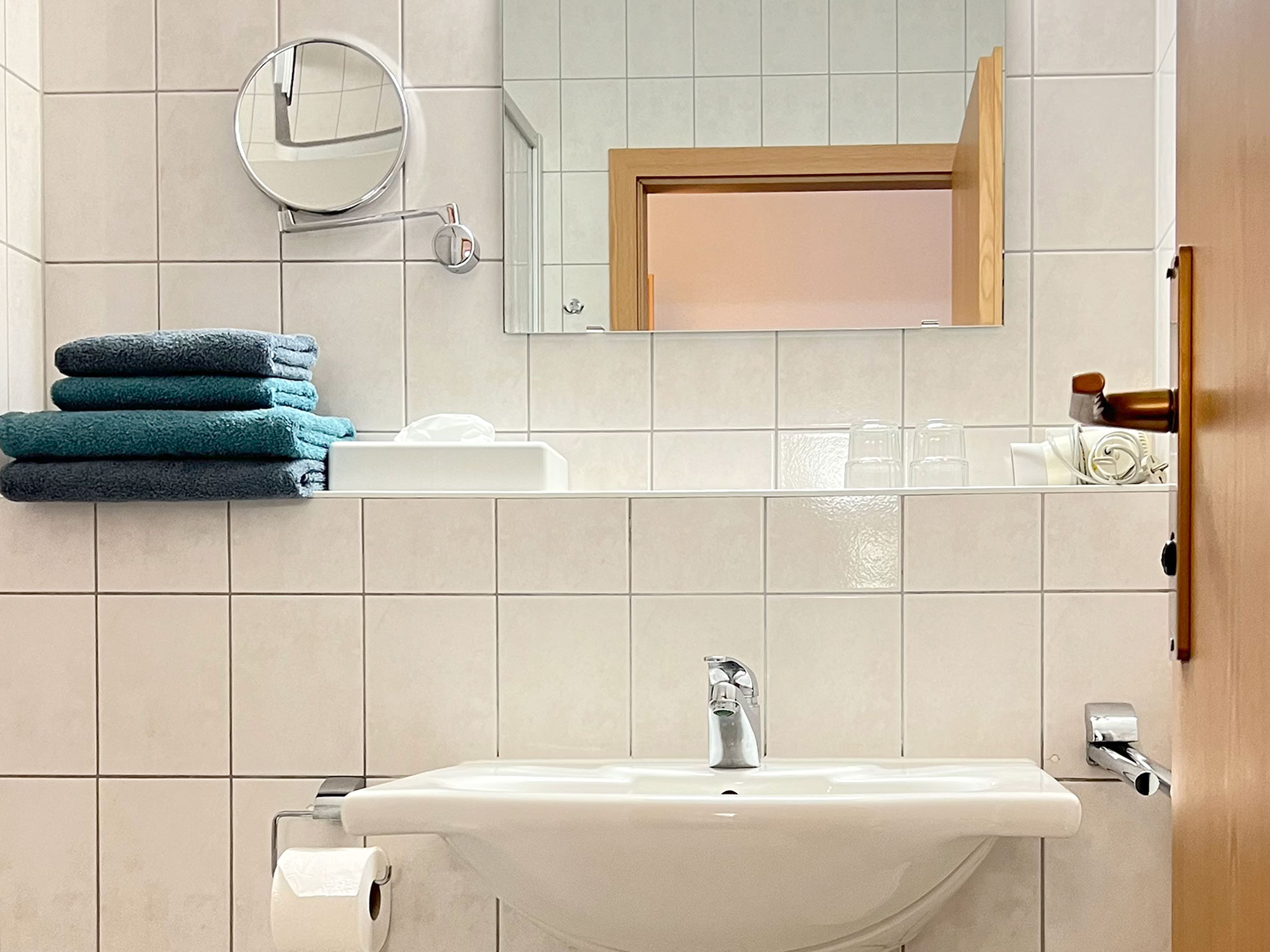 Waschtisch mit Spiegel und Handtüchern